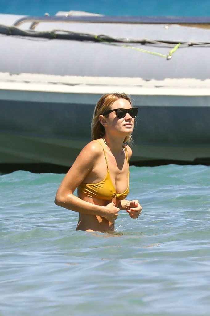 Camille Rowe en bikini en Corse