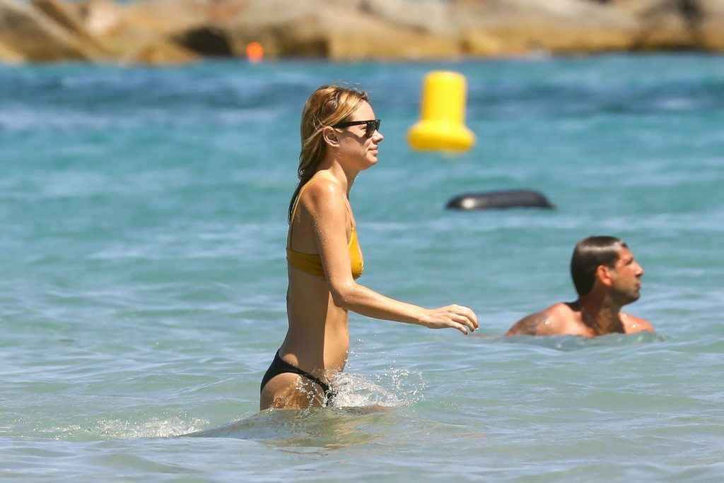 Camille Rowe en bikini en Corse