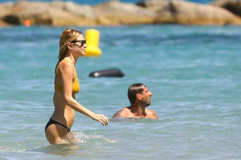 Camille Rowe en bikini en Corse