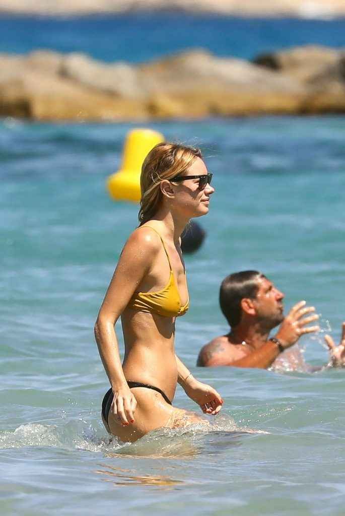 Camille Rowe en bikini en Corse