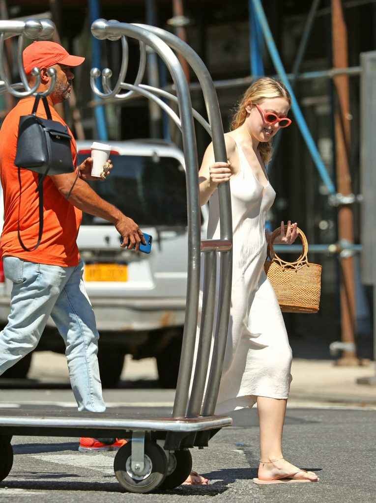 Dakota Fanning se balade sans soutien-gorge à New-York