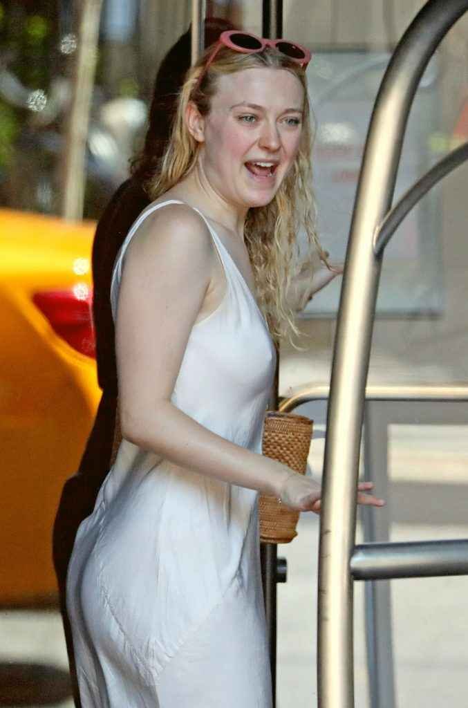 Dakota Fanning se balade sans soutien-gorge à New-York