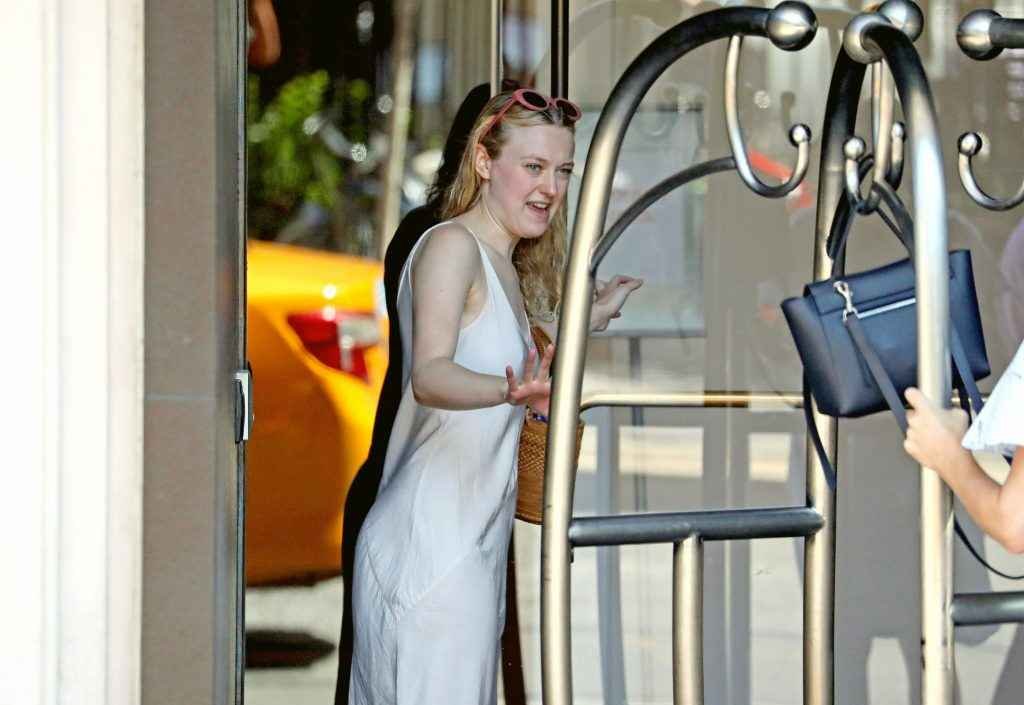 Dakota Fanning se balade sans soutien-gorge à New-York