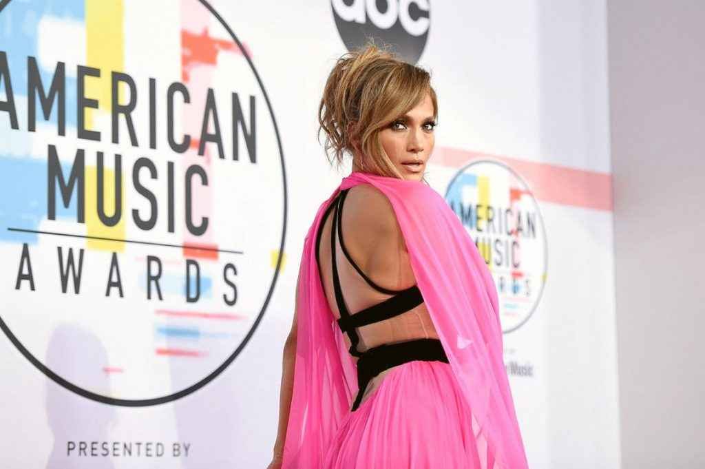 Jennifer Lopez ouvre le décolleté aux American Music Awards 2018