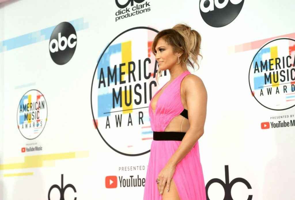 Jennifer Lopez ouvre le décolleté aux American Music Awards 2018