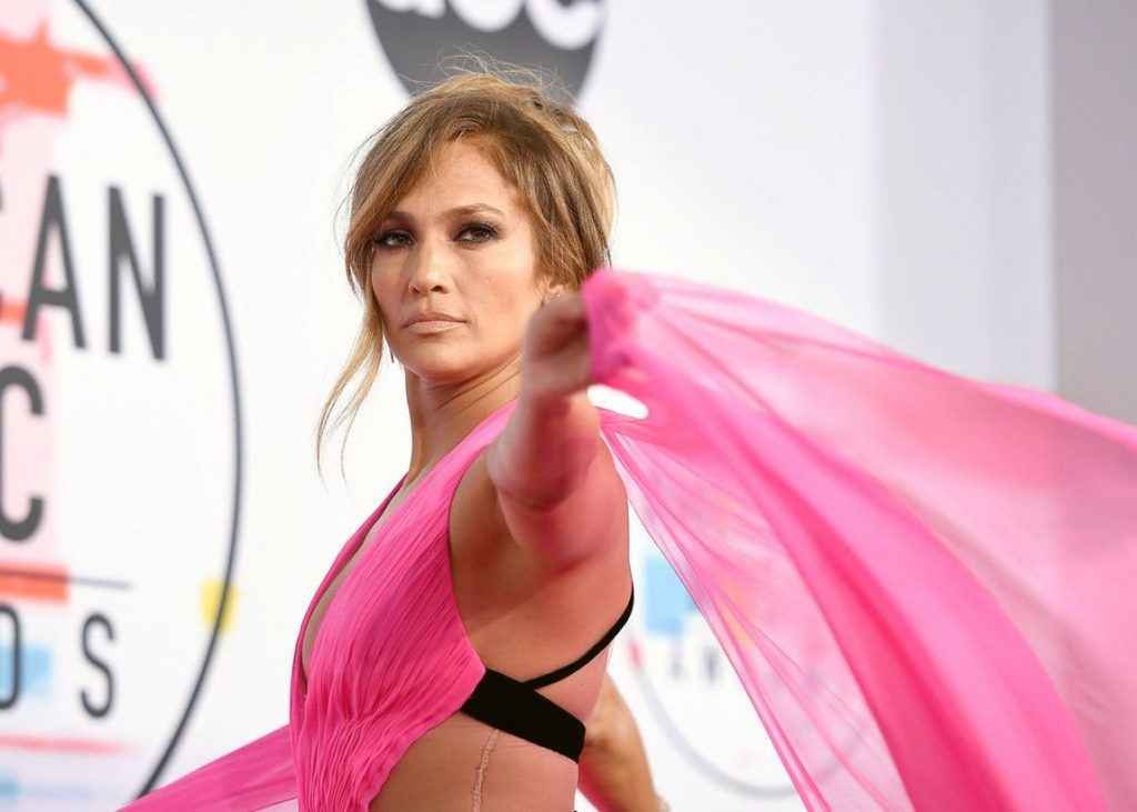 Jennifer Lopez ouvre le décolleté aux American Music Awards 2018