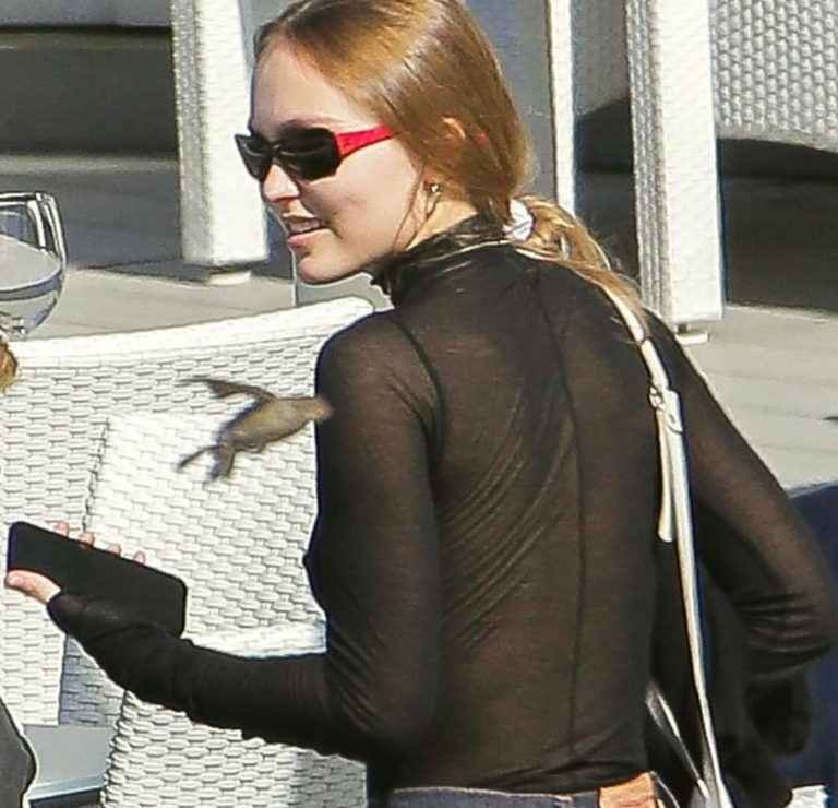 Lily-Rose Depp a les seins qui pointent à Saint-Jean de Luz