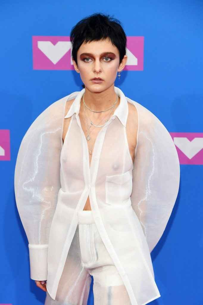 Morgan Saint exhibe ses seins nus aux MTV VMA