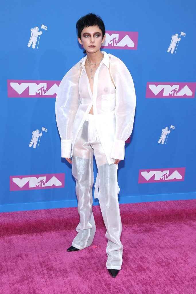 Morgan Saint exhibe ses seins nus aux MTV VMA