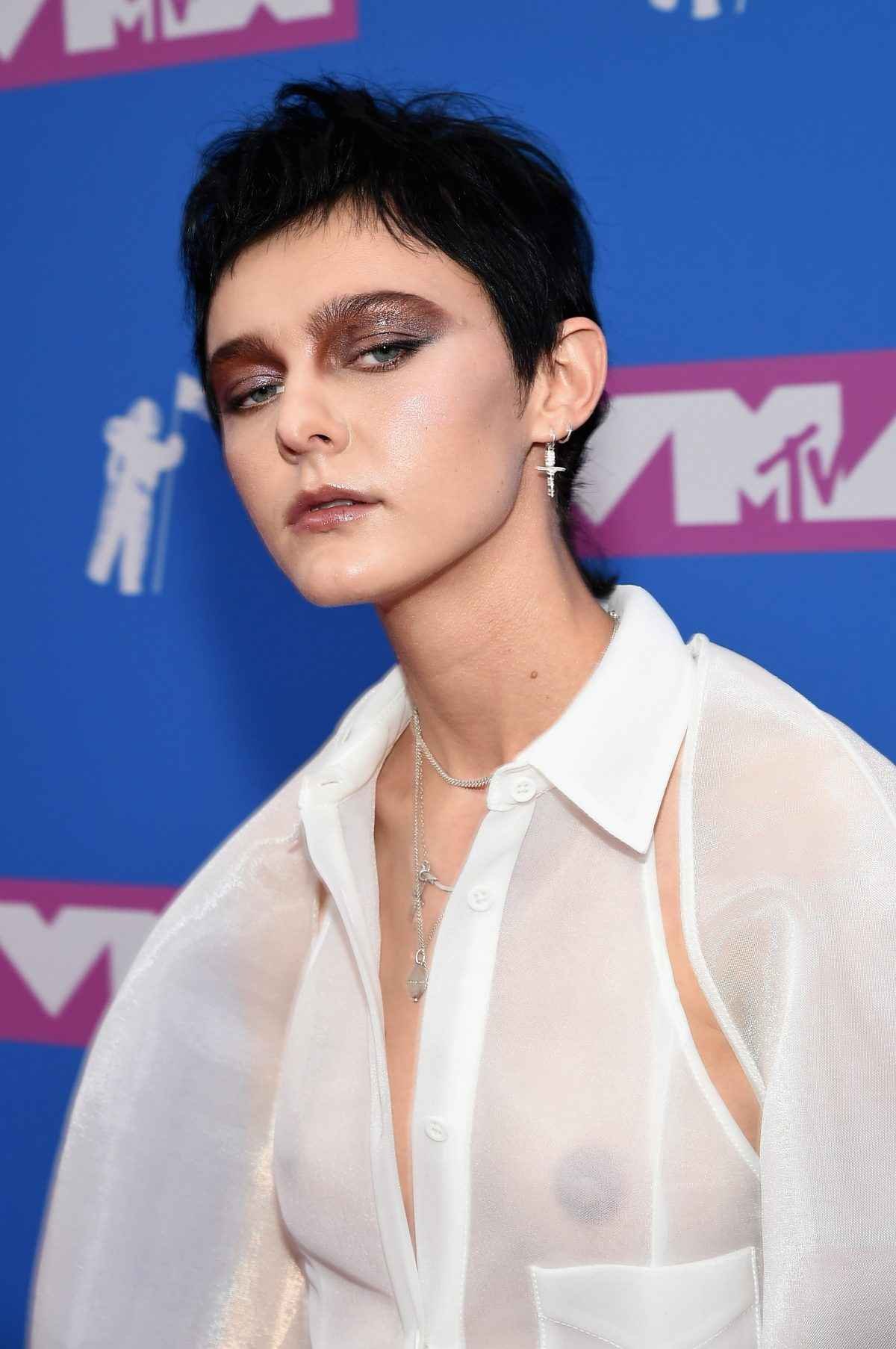 Morgan Saint exhibe ses seins nus aux MTV VMA