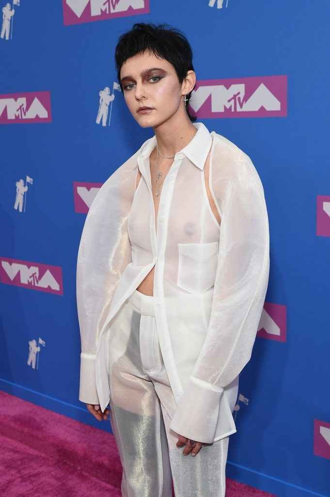 Morgan Saint exhibe ses seins nus aux MTV VMA