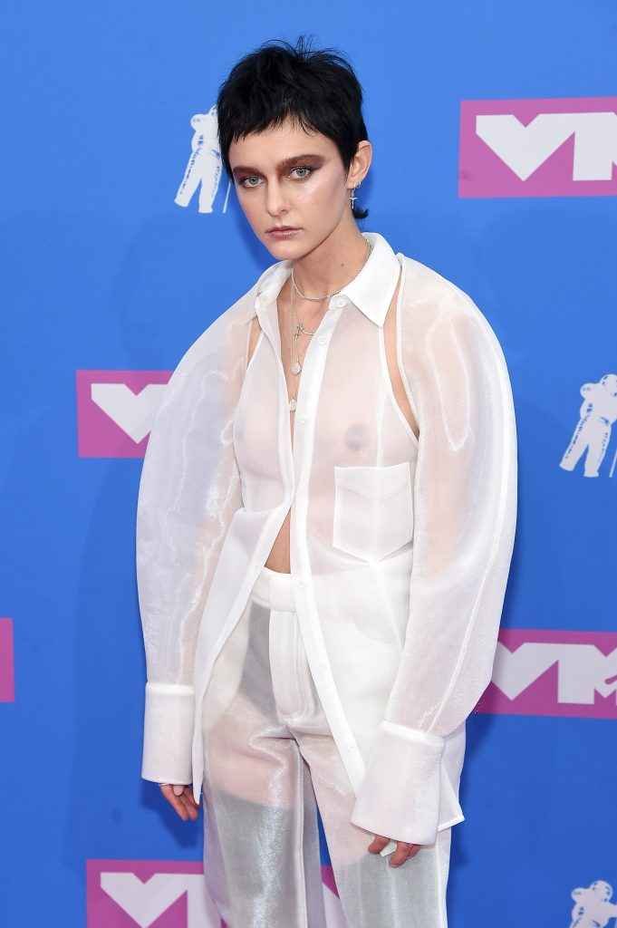 Morgan Saint exhibe ses seins nus aux MTV VMA