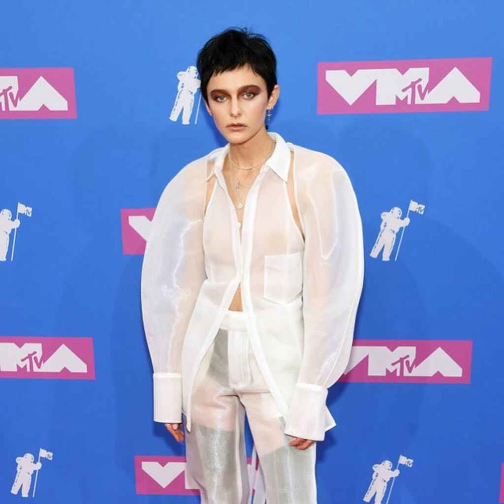 Morgan Saint exhibe ses seins nus aux MTV VMA