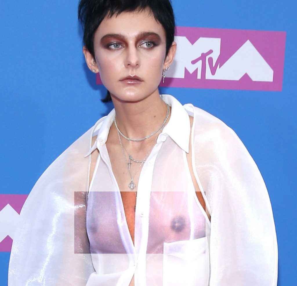 Morgan Saint exhibe ses seins nus aux MTV VMA