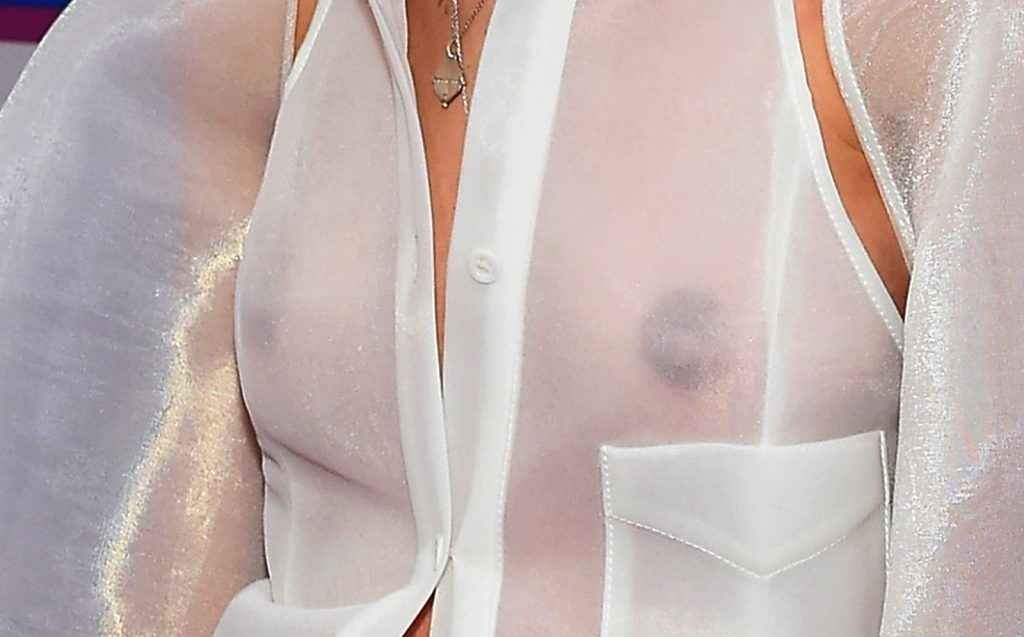 Morgan Saint exhibe ses seins nus aux MTV VMA