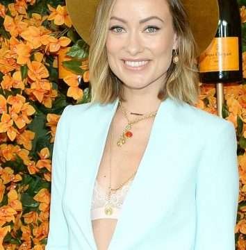 Olivia Wilde exhibe son soutien-gorge chez Veuve Clicquot