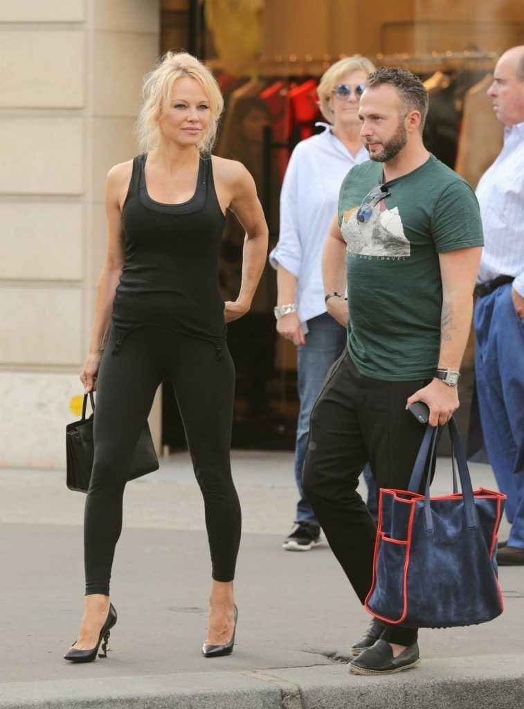 Pamela Anderson se balade en collants à Paris