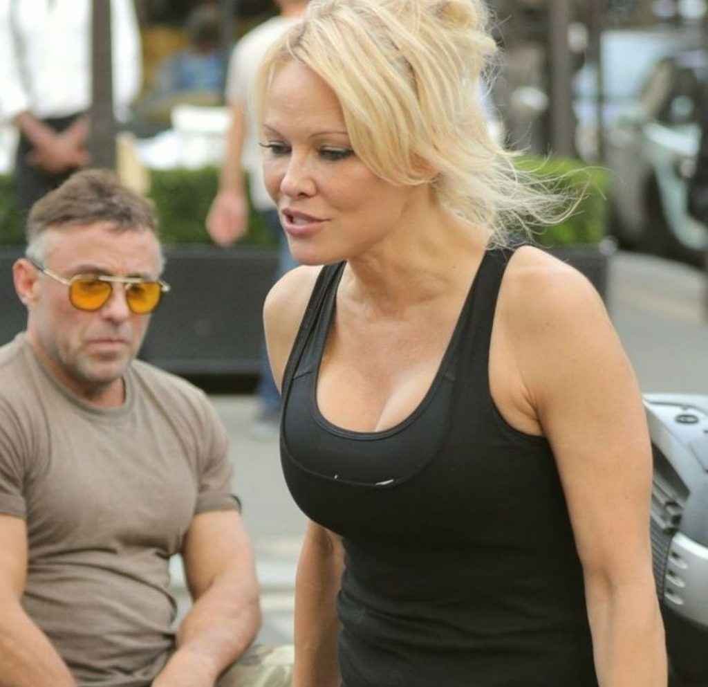 Pamela Anderson se balade en collants à Paris