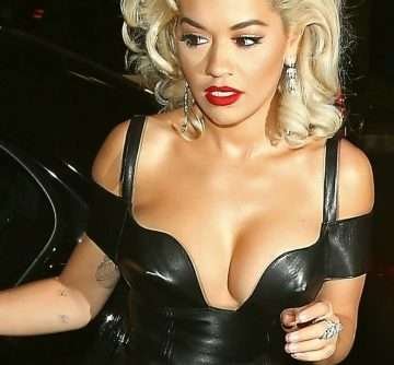 Rita Ora ouvre le décolelté pour Halloween