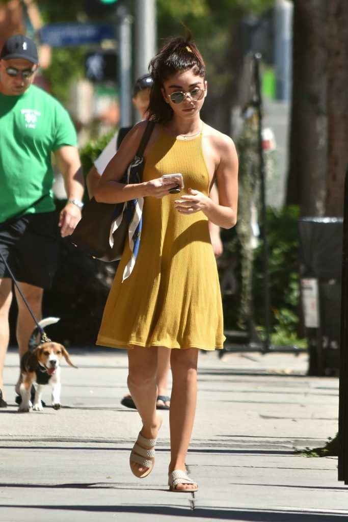 Sarah Hyland a les seins qui pointent à Los Angeles