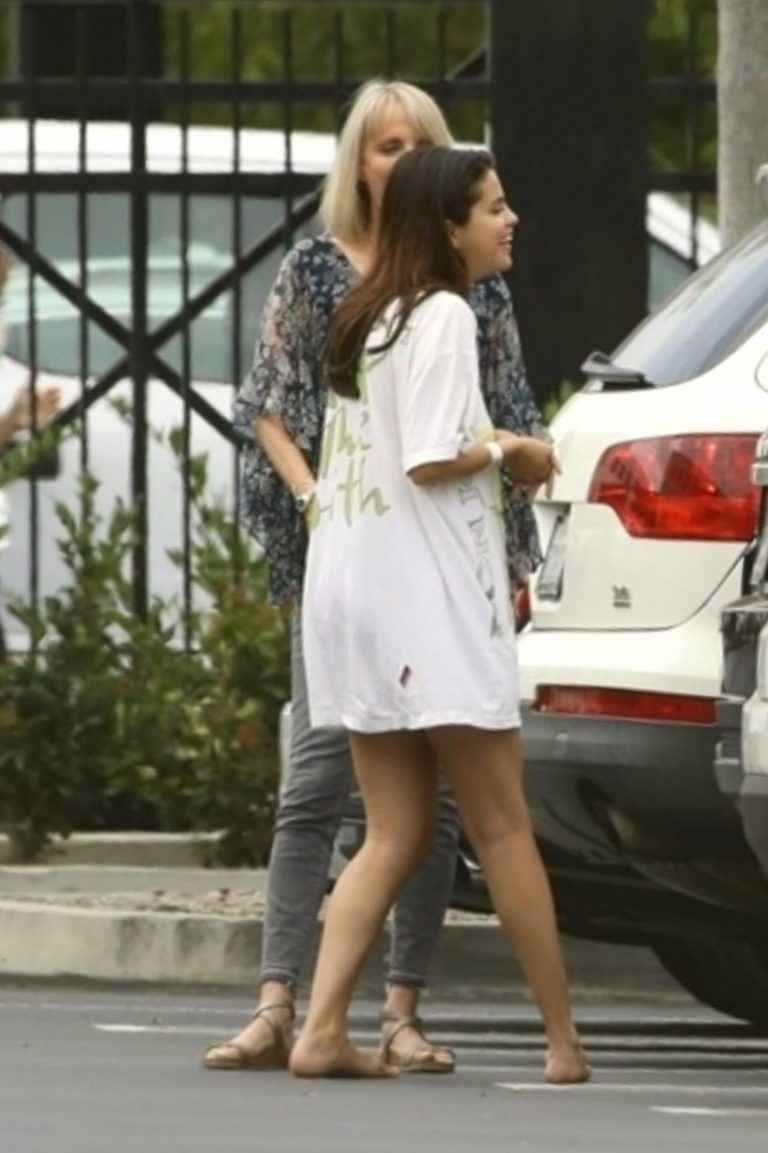 Selena Gomez pieds nus à Studio City