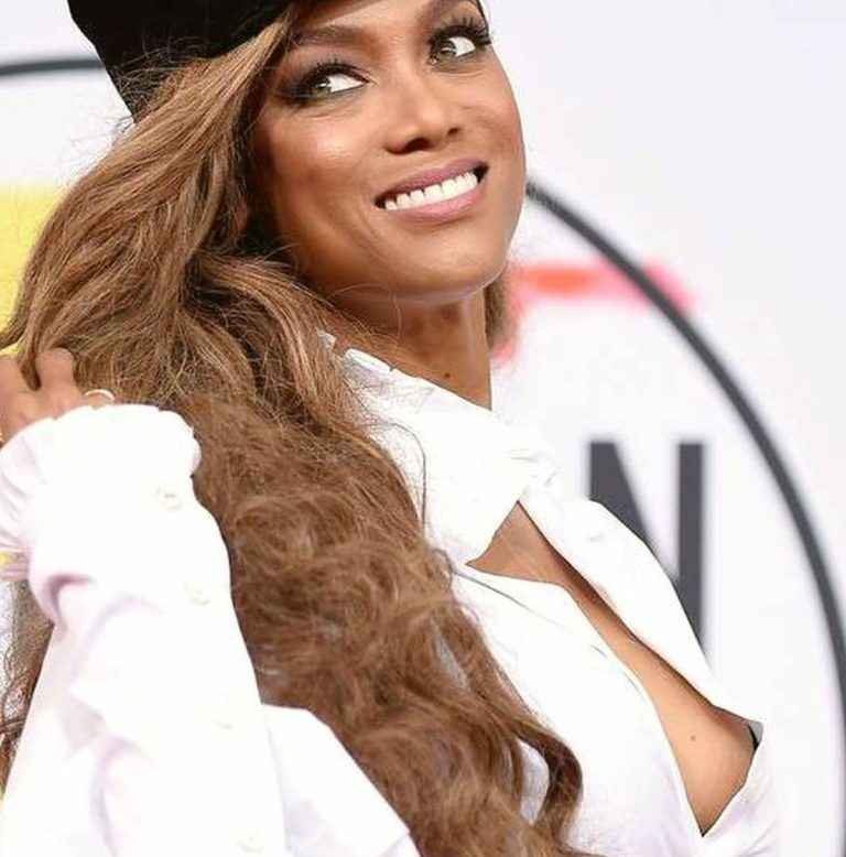 Oups, on voit un sein de Tyra Banks aux American Music Awards