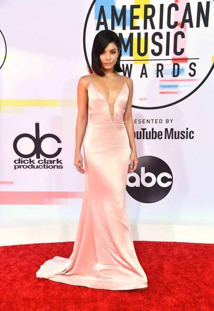 Vanessa Hudgens sans soutien-gorge aux American Music Awards