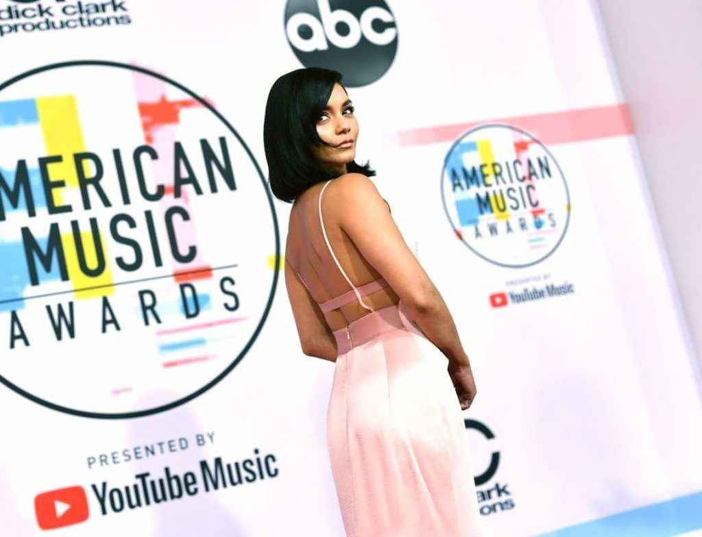 Vanessa Hudgens sans soutien-gorge aux American Music Awards