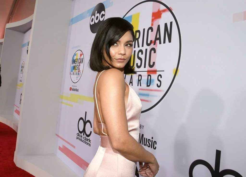 Vanessa Hudgens sans soutien-gorge aux American Music Awards