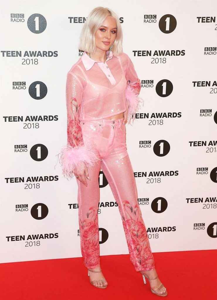 Zara Larsson exhibe son soutien-gorge et sa petite culotte aux BBC Teen Awards