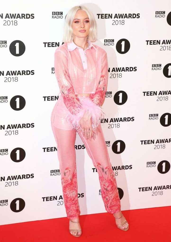 Zara Larsson exhibe son soutien-gorge et sa petite culotte aux BBC Teen Awards