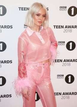 Zara Larsson exhibe son soutien-gorge et sa petite culotte aux BBC Teen Awards