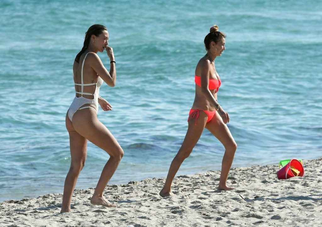 Alana et Marielle Hadid en bikini à Miami Beach