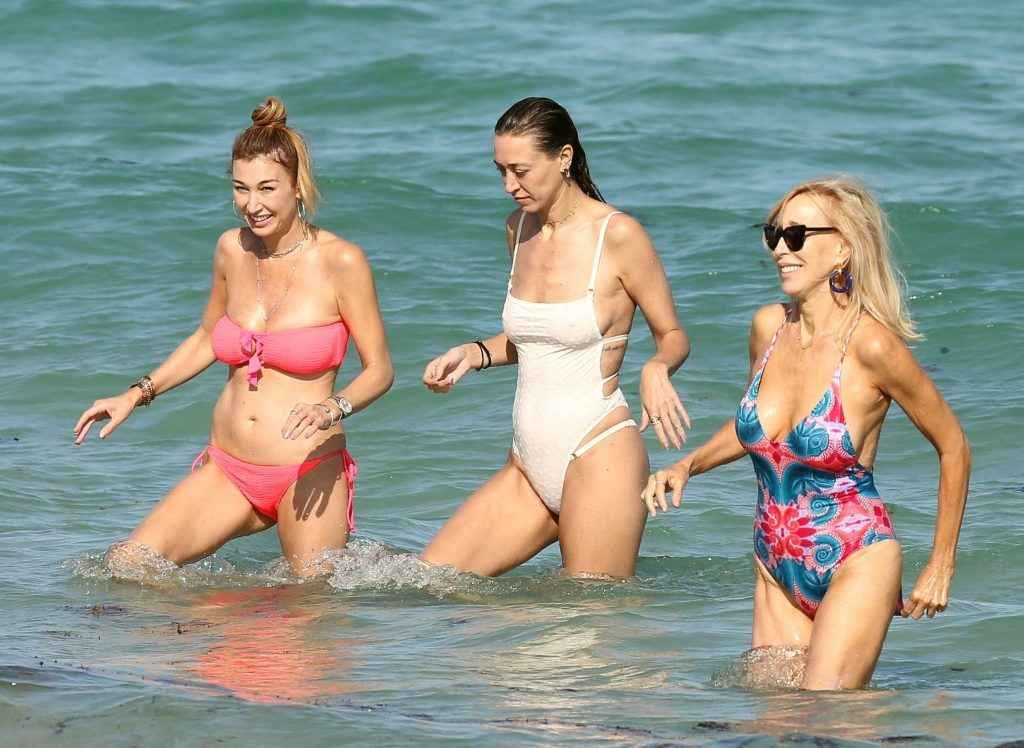 Alana et Marielle Hadid en bikini à Miami Beach