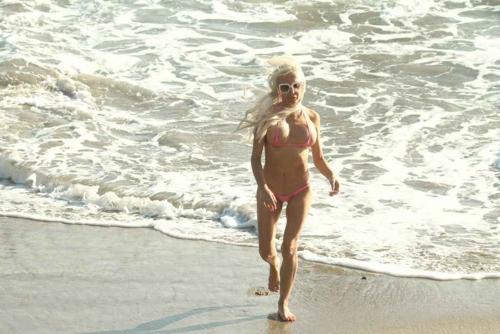 Angélique Morgan dans un micro-bikini à Malibu