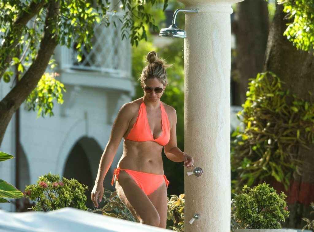 Chanelle McCoy en bikini à La Barbade