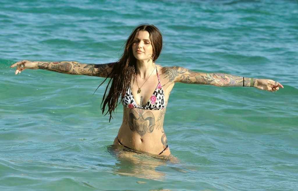 Darylle Sargeant en bikini en Espagne