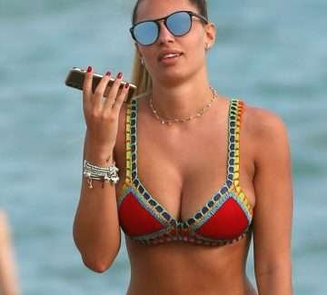 Francesca Brambilla dans un bikini rouge à Miami