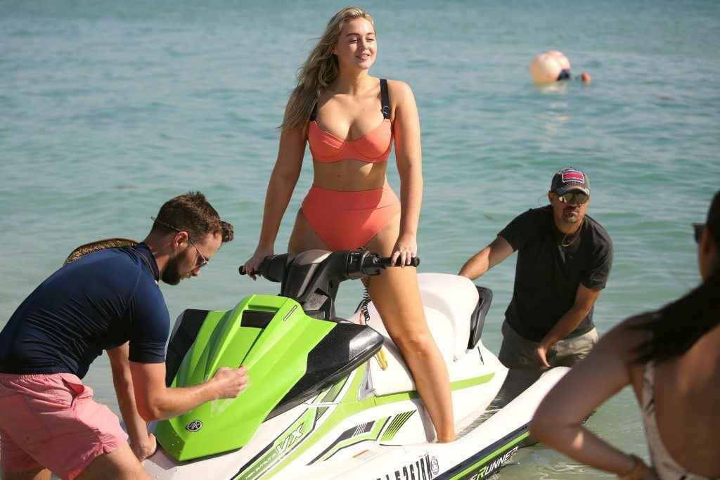 Iskra Lawrence en maillot de bain et bikini à Miami