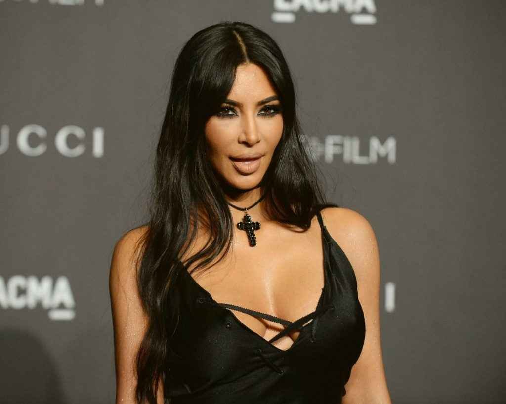 Kim Kardashian ouvre le décolleté au gala LACMA