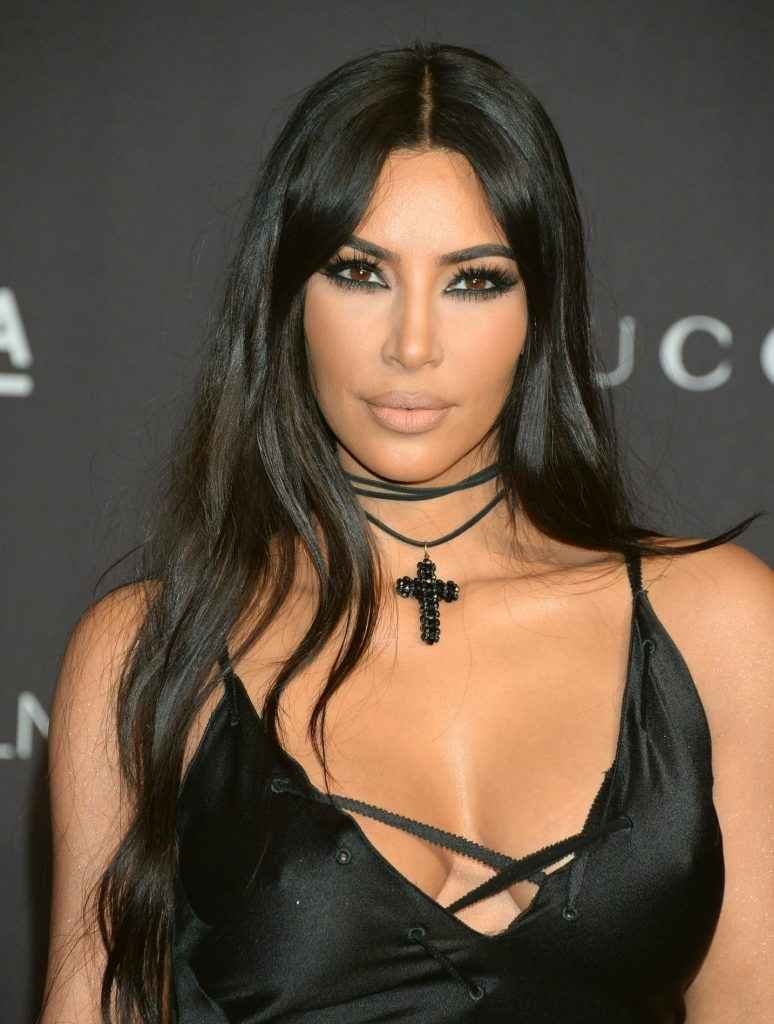 Kim Kardashian ouvre le décolleté au gala LACMA