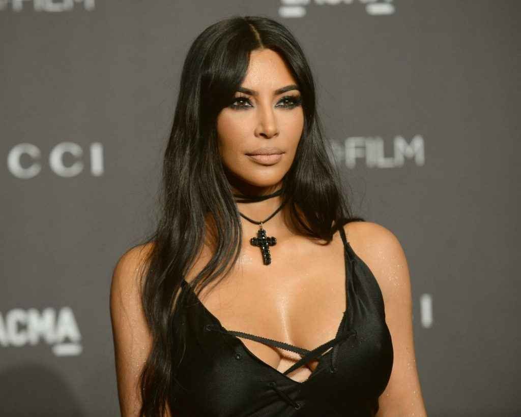 Kim Kardashian ouvre le décolleté au gala LACMA