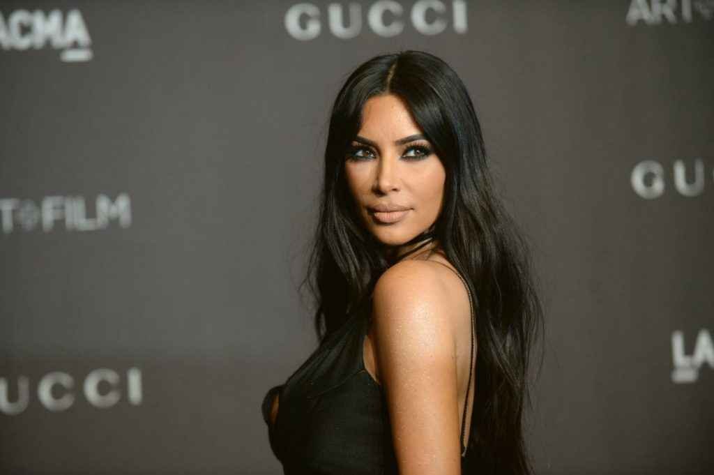 Kim Kardashian ouvre le décolleté au gala LACMA