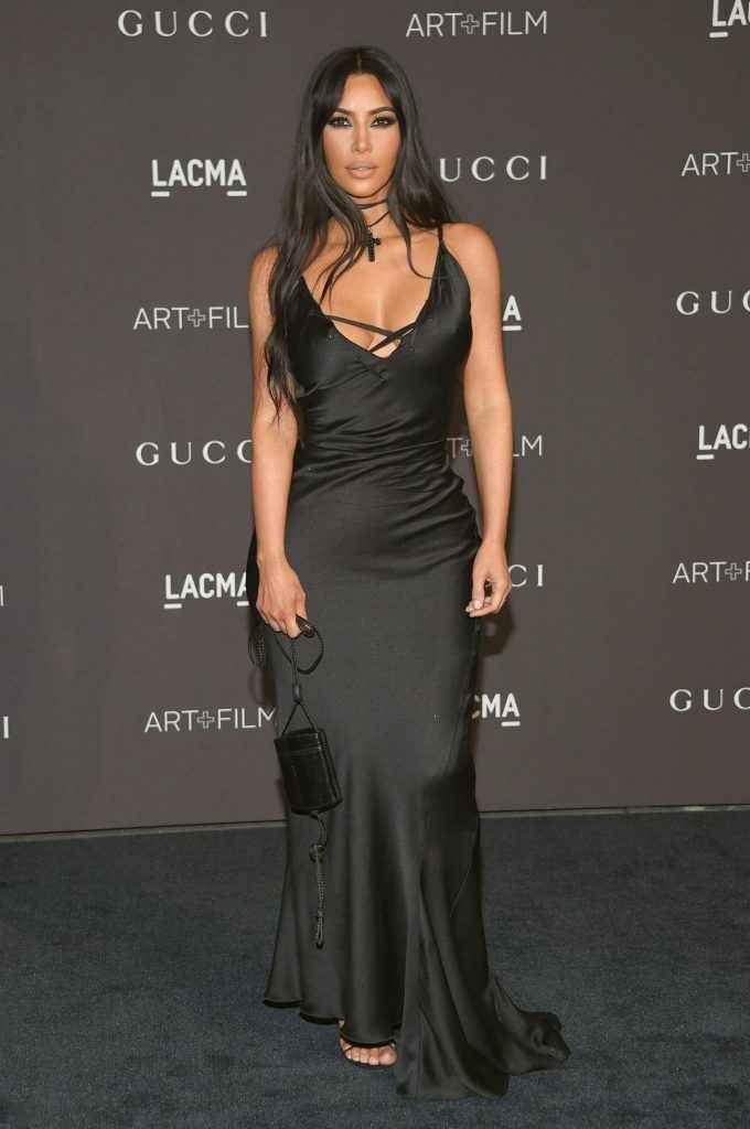 Kim Kardashian ouvre le décolleté au gala LACMA