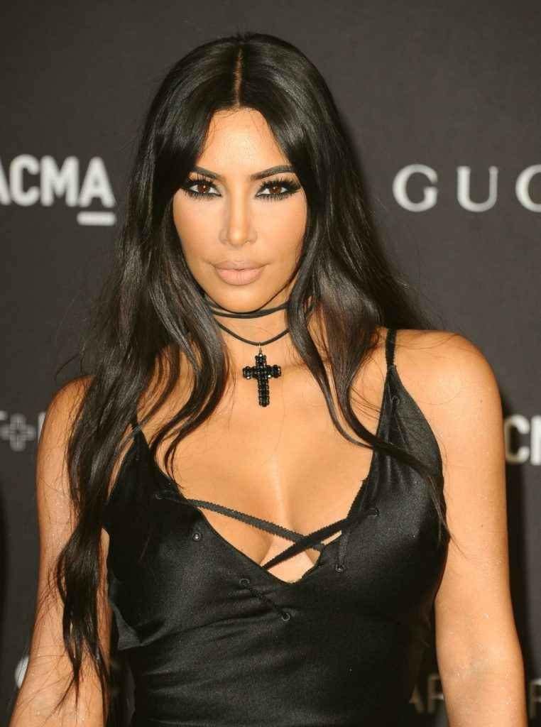 Kim Kardashian ouvre le décolleté au gala LACMA