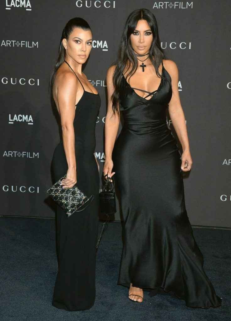 Kim Kardashian ouvre le décolleté au gala LACMA