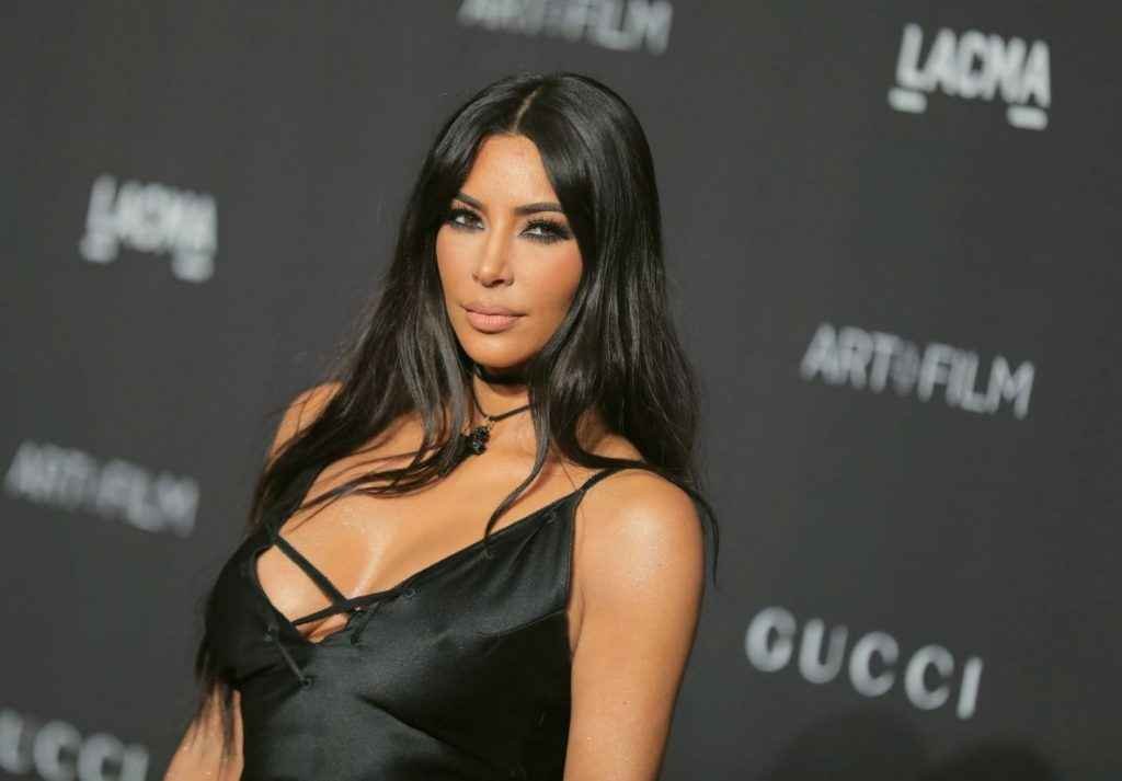 Kim Kardashian ouvre le décolleté au gala LACMA