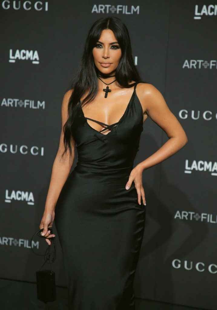 Kim Kardashian ouvre le décolleté au gala LACMA