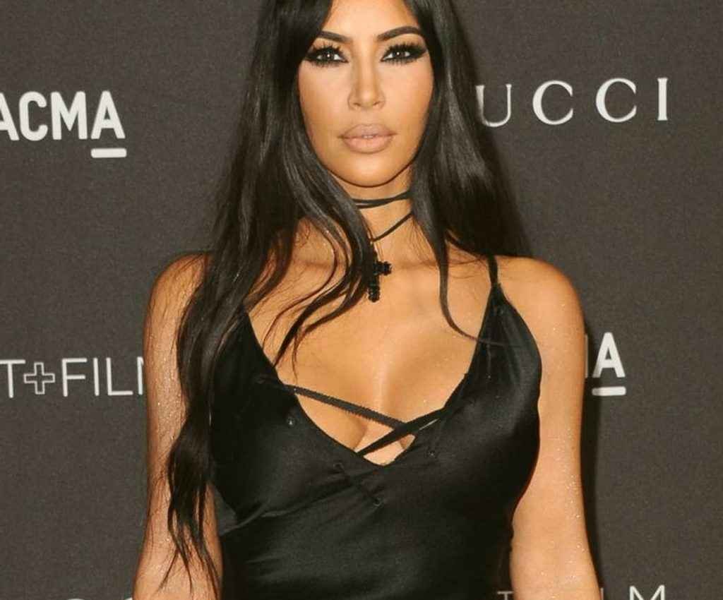 Kim Kardashian ouvre le décolleté au gala LACMA