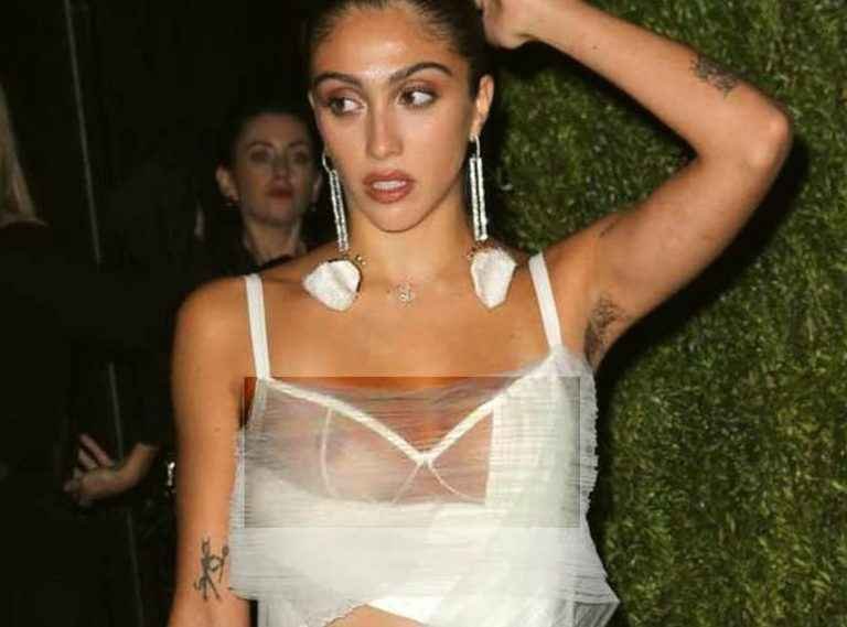 Lourdes Leon seins nus par transparence à New-York